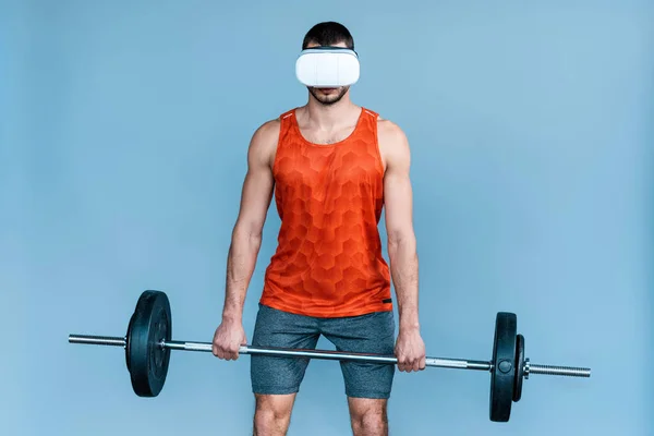 Desportista Realidade Virtual Headset Exercício Com Barbell Isolado Azul — Fotografia de Stock