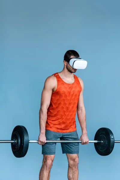 Desportista Realidade Virtual Headset Trabalhando Fora Com Barbell Isolado Azul — Fotografia de Stock