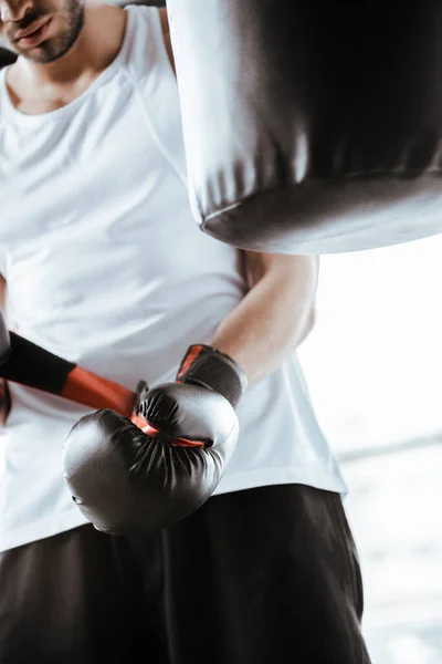 黒のボクシンググローブの髭のスポーツマンのクロップドビュー — ストック写真