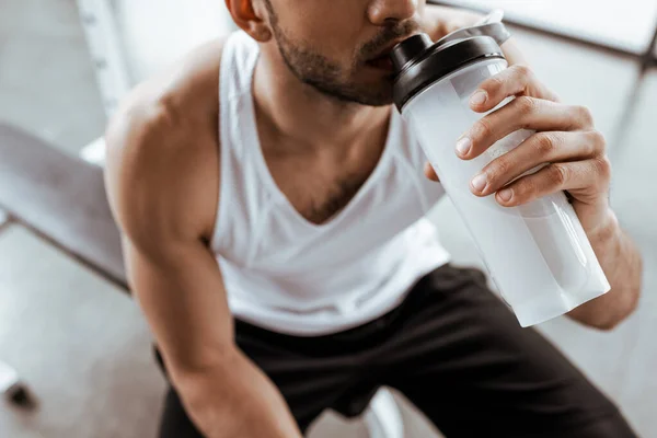 Καλλιεργημένη Άποψη Του Αθλητή Πίνοντας Milkshake Πρωτεΐνη Κρατώντας Αθλητικό Μπουκάλι — Φωτογραφία Αρχείου