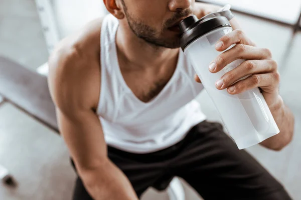 Vista Cortada Esportista Beber Proteína Milkshake Enquanto Segurando Garrafa Esportes — Fotografia de Stock