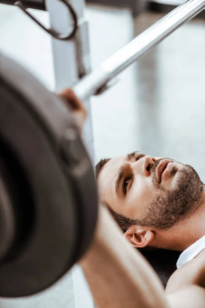 Enfoque Selectivo Del Deportista Barbudo Haciendo Ejercicio Con Barra Gimnasio —  Fotos de Stock