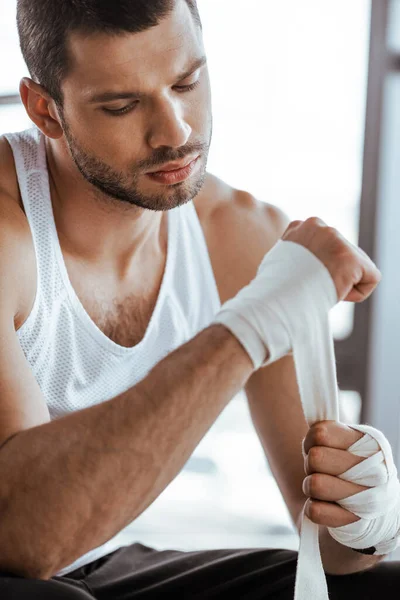 Enfoque Selectivo Del Deportista Guapo Envolviendo Mano Vendaje Deportivo — Foto de Stock