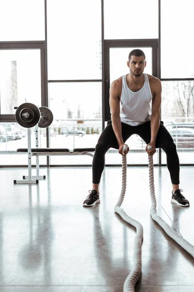 Apuesto Deportista Entrenamiento Con Cuerdas Batalla Gimnasio Moderno — Foto de Stock