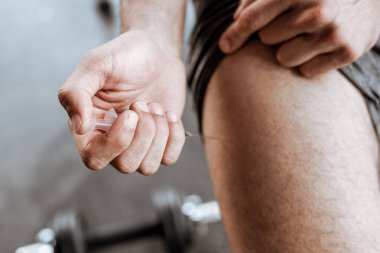 Atletik sporcunun bacağa doping enjekte etmesi yasak. 