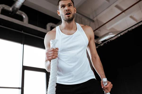 Tired Sportsman Exercising Battle Ropes Gym — Stock Photo, Image