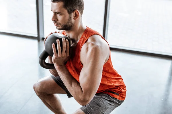 Apuesto Deportista Haciendo Ejercicio Con Pesado Dumbbell — Foto de Stock