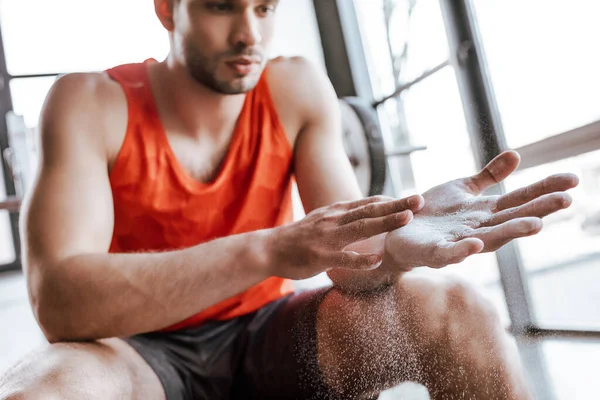 Yakışıklı Sporcunun Ellerinde Beyaz Tozun Seçici Odağı — Stok fotoğraf