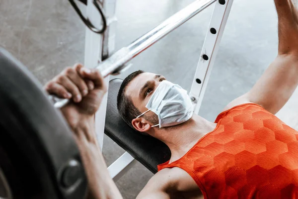 Selective Focus Sportsman Medical Mask Exercising Barbell Gym — Stock Photo, Image