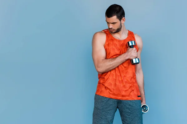 Homem Barbudo Sportswear Exercício Com Halteres Isolados Azul — Fotografia de Stock