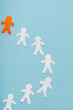 Eşsiz turuncu dekoratif adam mavi üzerine beyaz arasında 