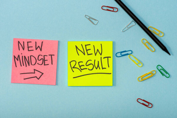 Vista Superior Notas Adhesivas Con Nueva Mentalidad Nuevas Letras Resultados — Foto de Stock