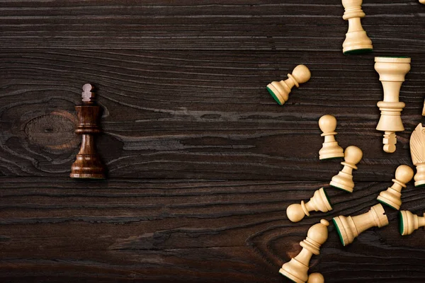Horní Pohled Unikátní Hnědý Král Bílými Šachovými Figurkami Dřevěném Pozadí — Stock fotografie