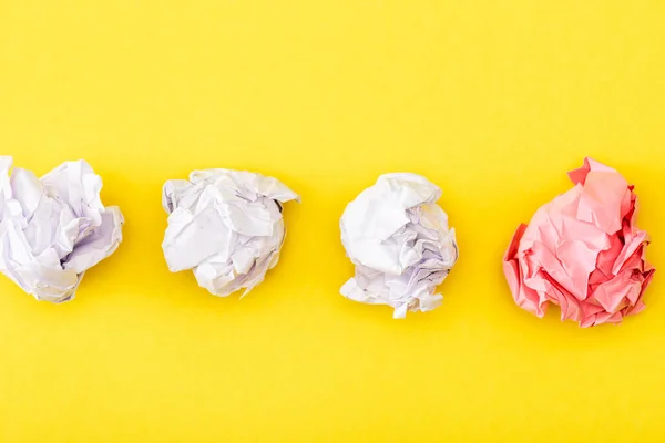 Vue Dessus Papier Rose Froissé Parmi Blanc Sur Jaune — Photo