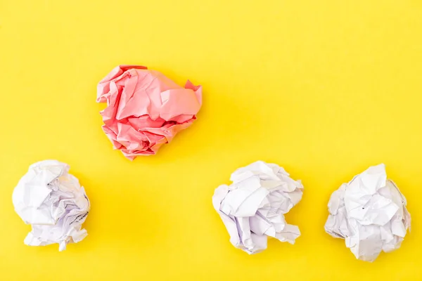 Bovenaanzicht Van Verfrommeld Roze Papier Onder Wit Gele Achtergrond — Stockfoto