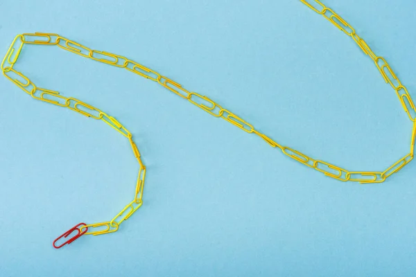 High Angle View Chain Unique Red Yellow Paper Clips Blue — Stock Photo, Image