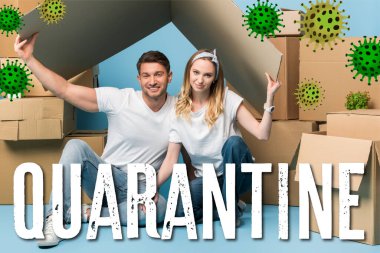Güzel bir çift başlarının üzerinde karton çatı tutarken mavi üzerinde karton kutularla karantina, karantina ve bakteri çizimleri için oturuyorlar. 