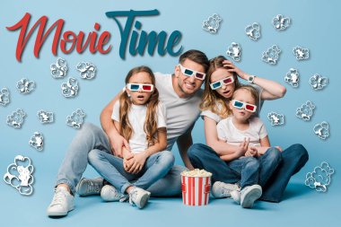 3D gözlüklü bir ailenin film izlemesi ve elinde patlamış mısır kovası ile mavi, film zamanı ve patlamış mısır resimleriyle şok olması.