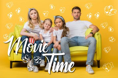 Üzgün bir aile kanepede film izliyor. Sarı üzerinde patlamış mısır kovası, film saati ve patlamış mısır illüstrasyonuyla.