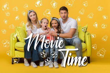 şaşırmış bir aile kanepede film izliyor sarı üzerinde patlamış mısır kovası, film zamanı ve patlamış mısır illüstrasyonu