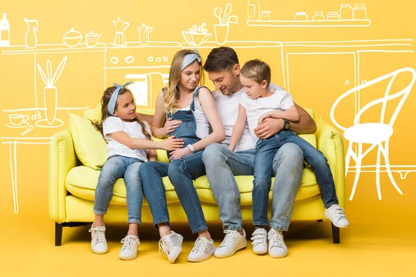 Συναισθηματική Έγκυος Γυναίκα Σύζυγος Και Παιδιά Κάθονται Καναπέ Κίτρινο Εσωτερική — Φωτογραφία Αρχείου