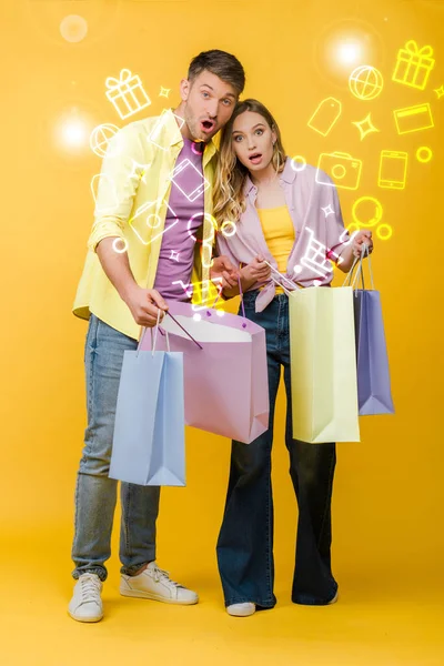 Hermosa Pareja Sorprendida Sosteniendo Bolsas Compras Amarillo Brillante Ilustración — Foto de Stock