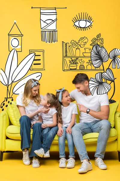 快乐的父母与可爱的女儿和儿子在沙发上一起坐在黄色的内部插图上聊天 — 图库照片