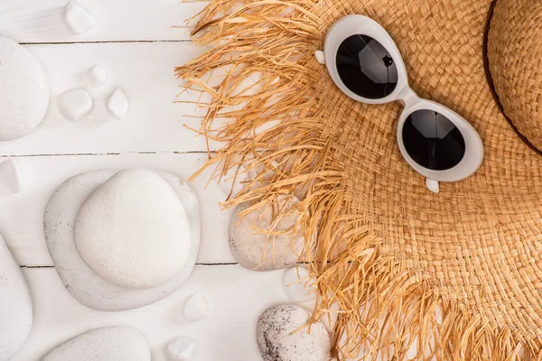 Top View Sunglasses Straw Hat Pebbles White Wooden Surface — Stock Photo, Image