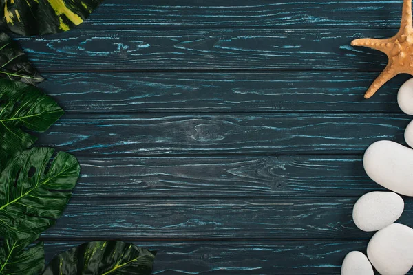 Bovenaanzicht Van Bladeren Met Zeestenen Zeesterren Donkere Houten Achtergrond Met — Stockfoto
