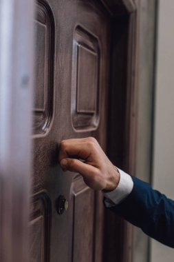 Koleksiyoncunun kısmi görünümü elle kapıyı çalıyor