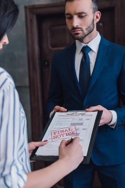 Mujer Escribiendo Documentos Con Ejecución Hipotecaria Letras Aviso Final Cerca — Foto de Stock