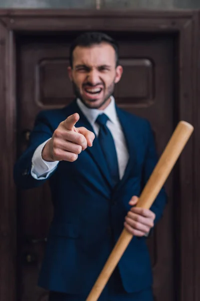Selective Focus Angry Collector Baseball Bat Pointing Finger Shouting Door — Stock Photo, Image