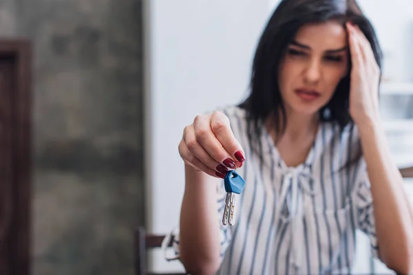 Selectieve Focus Van Gestresste Vrouw Met Sleutels Kamer — Stockfoto