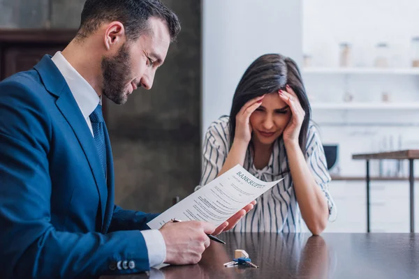 Verontrustende Vrouw Bedekken Gezicht Buurt Verzamelaar Glimlachen Lezen Document Met — Stockfoto