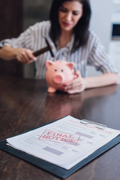 Selective Focus Woman Holding Hammer Piggy Bank Table Documents Final — Stock Photo, Image