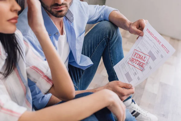 Gewassen Beeld Van Vrouw Met Echtgenoot Met Document Met Marktafscherming — Stockfoto