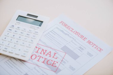 Yüksek açı görünümü haciz ve son uyarı beyaz üzerinde hesap makinesi ile harf