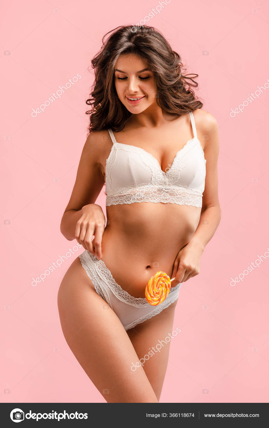 Vista Frontal Chica Sexy Con Lollipop Colorido Mirando Hacia Abajo
