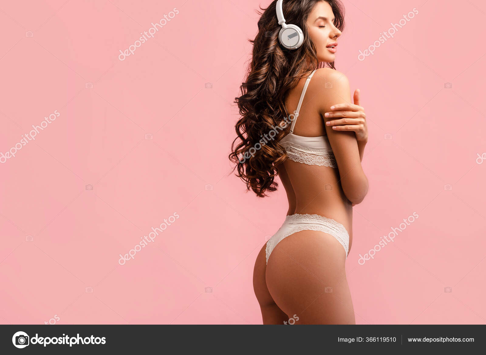 サイドビューのセクシーな女の子でヘッドフォンリスニング音楽とともに閉じ目絶縁上のピンク — ストック写真 © Vitalikradko