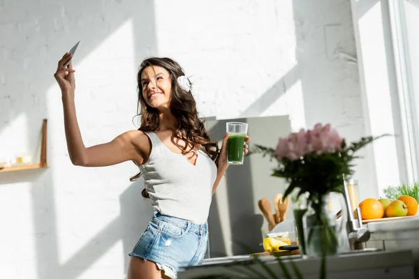 Focus Selettivo Della Ragazza Sorridente Cuffia Con Smartphone Frullato Cucina — Foto Stock