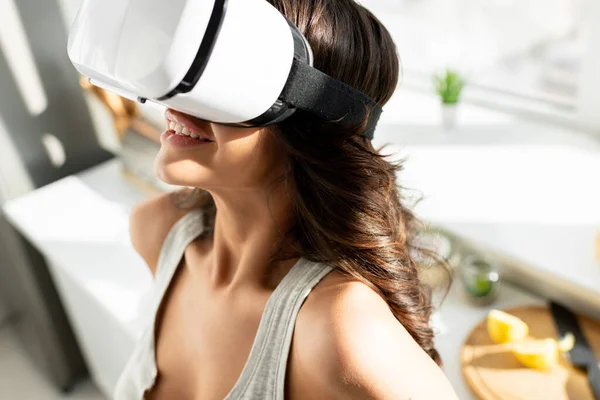 Mulher Sorridente Usando Fone Ouvido Realidade Virtual Cozinha — Fotografia de Stock