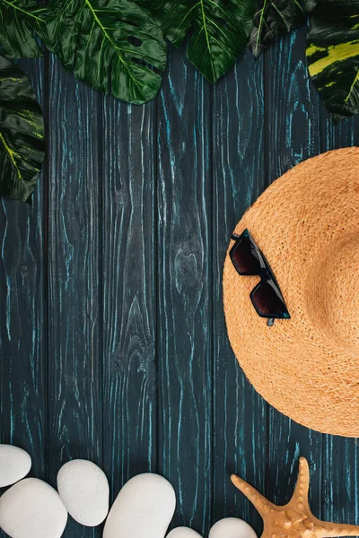 Top View Straw Hat Sunglasses Leaves Sea Stones Dark Wooden — Stock Photo, Image