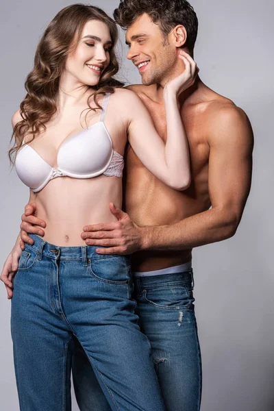 Menina Feliz Tocando Namorado Sem Camisa Sorrindo Cinza — Fotografia de Stock