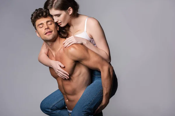 Muscoloso Uomo Piggybacking Attraente Fidanzata Isolato Grigio — Foto Stock