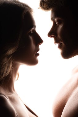 Beyaz tenli yakışıklı bir adamın yanındaki güzel kadının yan görüntüsü. 