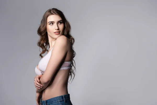 Menina Sedutora Sutiã Jeans Olhando Para Longe Isolado Cinza — Fotografia de Stock