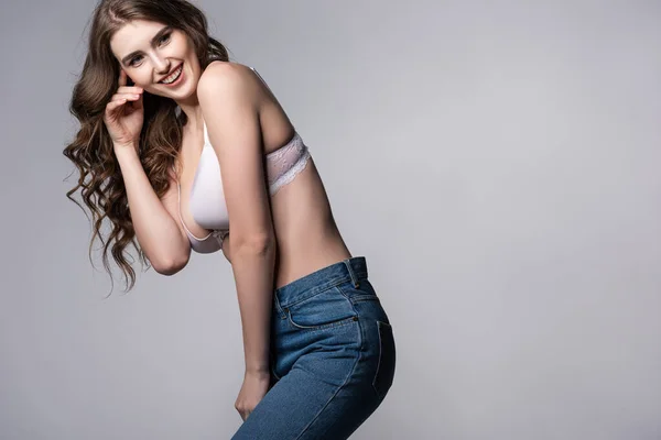Mujer Feliz Sujetador Jeans Pie Aislado Gris — Foto de Stock