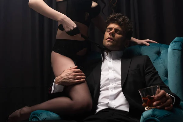 Hombre Apasionado Traje Sentado Sillón Sosteniendo Vaso Whisky Tocando Mujer — Foto de Stock