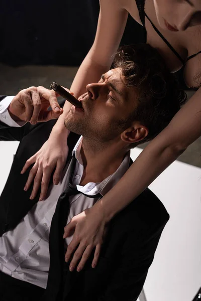 Mulher Apaixonada Tocando Homem Bonito Terno Fumar Charuto — Fotografia de Stock