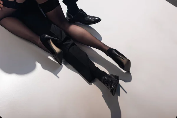 Обрезанный Вид Соблазнительной Женщины Чулках Каблуках Лежащих Мужчиной Белом — стоковое фото